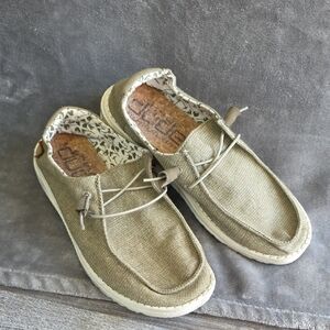 Hey Dude Womens Loafers in Olive. Size 9